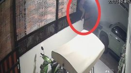 Lansia di Kota Makassar tertangkap kamera CCTV panjat pagar curi sepatu.