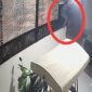 Lansia di Kota Makassar tertangkap kamera CCTV panjat pagar curi sepatu.