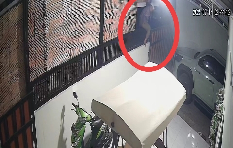 Lansia di Kota Makassar tertangkap kamera CCTV panjat pagar curi sepatu.
