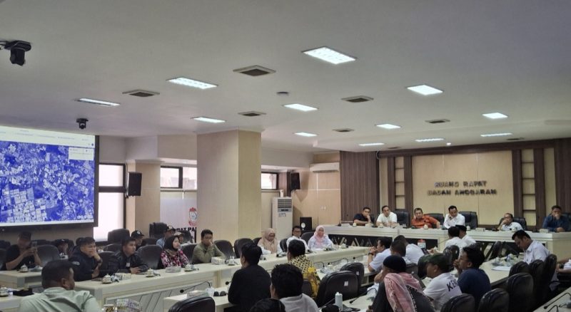 Rapat Dengar Pendapat warga Tamalanrea yang menolak proyek PSEL dengan DPRD Maksilofasial,  Rabu, (6/8/2025).