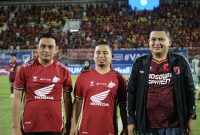 Wali Kota Makassar, Munafri Arifuddin (ujung kanan) bersama Wali Kota Parepare, Tasming Hamid (tengah) menyaksikan laga PSM di Stadion Gelora BJ Habibie. 