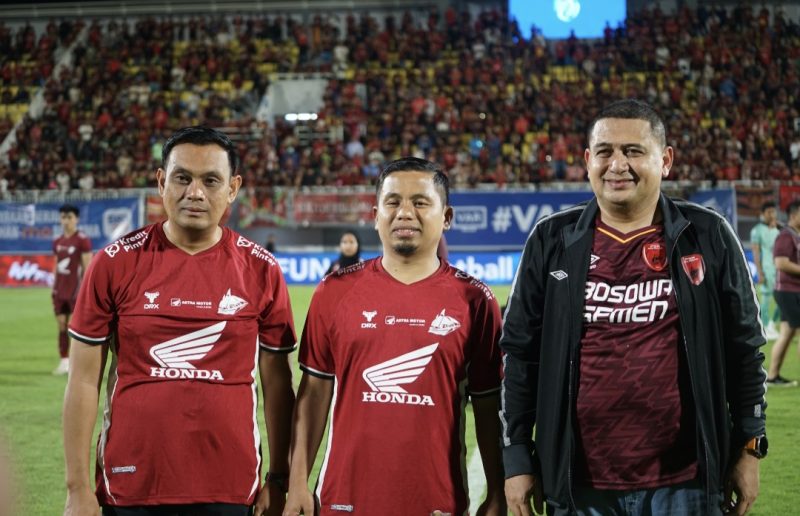 Wali Kota Makassar, Munafri Arifuddin (ujung kanan) bersama Wali Kota Parepare, Tasming Hamid (tengah) menyaksikan laga PSM di Stadion Gelora BJ Habibie. 