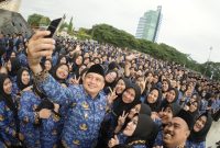 Wali Kota Makassar,  Munafri Arifuddin melakukan foto selfi dengan Pegawai Pemerintah dengan Perjanjian Kerja (PPPK).