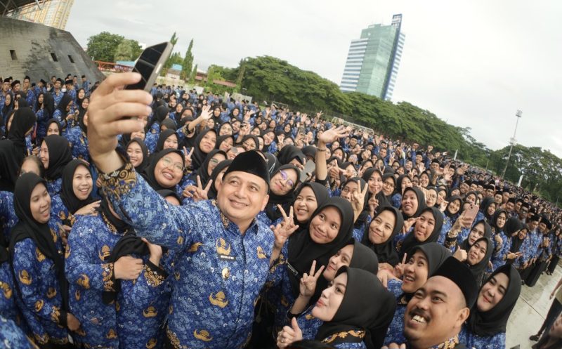 Wali Kota Makassar,  Munafri Arifuddin melakukan foto selfi dengan Pegawai Pemerintah dengan Perjanjian Kerja (PPPK).