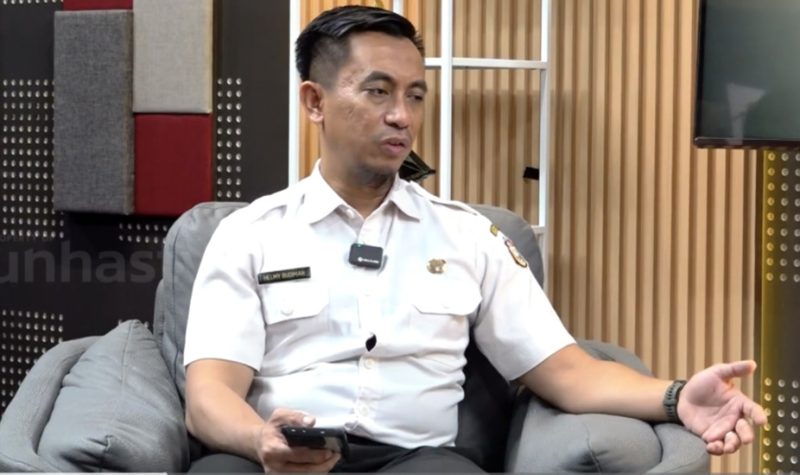 Kepala Dinas Lingkungan Hidup Kota Makassar,  Helmy Budiman. (Tangkapan layar dari chanel youtube Unhas TV).