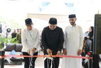 Wali Kota Makassar,  Munafri Arifuddin  (tengah) meresmikan SIT Raffasya yang ditandai pemotongan pita.