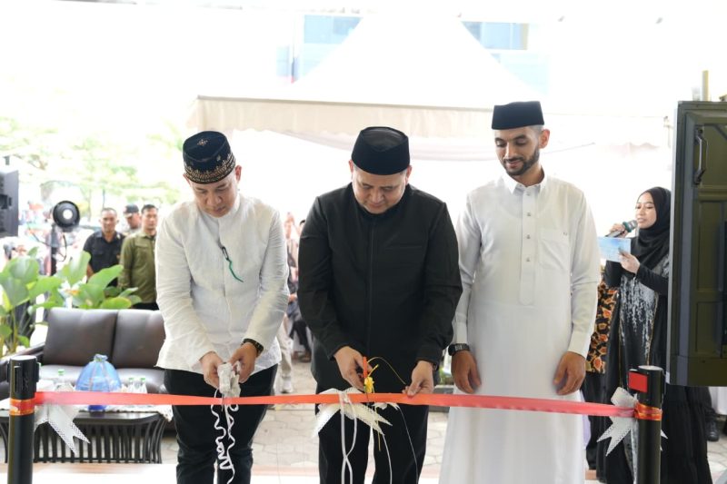 Wali Kota Makassar,  Munafri Arifuddin  (tengah) meresmikan SIT Raffasya yang ditandai pemotongan pita.