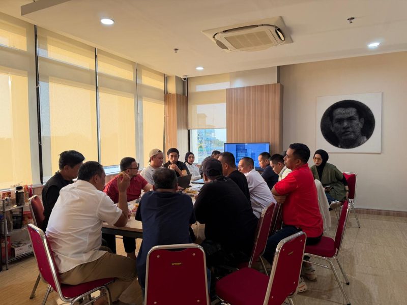 Panitia Mubes IKA Unhas melakukan rapat koordinasi di Sekretariat IKA Unhas lantai III AAS Building, Sabtu (18/4/2026) sore.