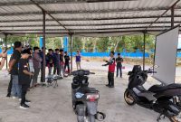 Instruktur Yamaha Racing Academy,  Arif, memberikan pembekalan kepada peserta skrining  Yamaha Cup Race di Sirkuit Puncak Mario, Jumat, (3/4/2026).