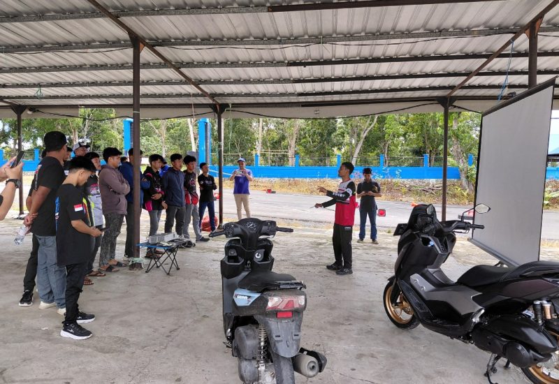 Instruktur Yamaha Racing Academy,  Arif, memberikan pembekalan kepada peserta skrining  Yamaha Cup Race di Sirkuit Puncak Mario, Jumat, (3/4/2026).