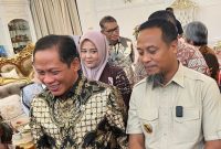 Menteri Lingkungan Hidup, Hanif Faisol Nurofiq didampingi Gubernur Sulsel, Andi Sudirman Sulaiman memberikan keterangan pers terkait proyek PSEL di Makassar,  Sabtu, (4/4/2026).
