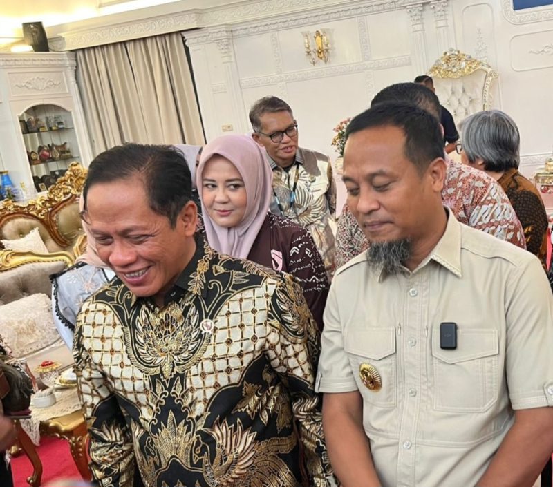 Menteri Lingkungan Hidup, Hanif Faisol Nurofiq didampingi Gubernur Sulsel, Andi Sudirman Sulaiman memberikan keterangan pers terkait proyek PSEL di Makassar,  Sabtu, (4/4/2026).