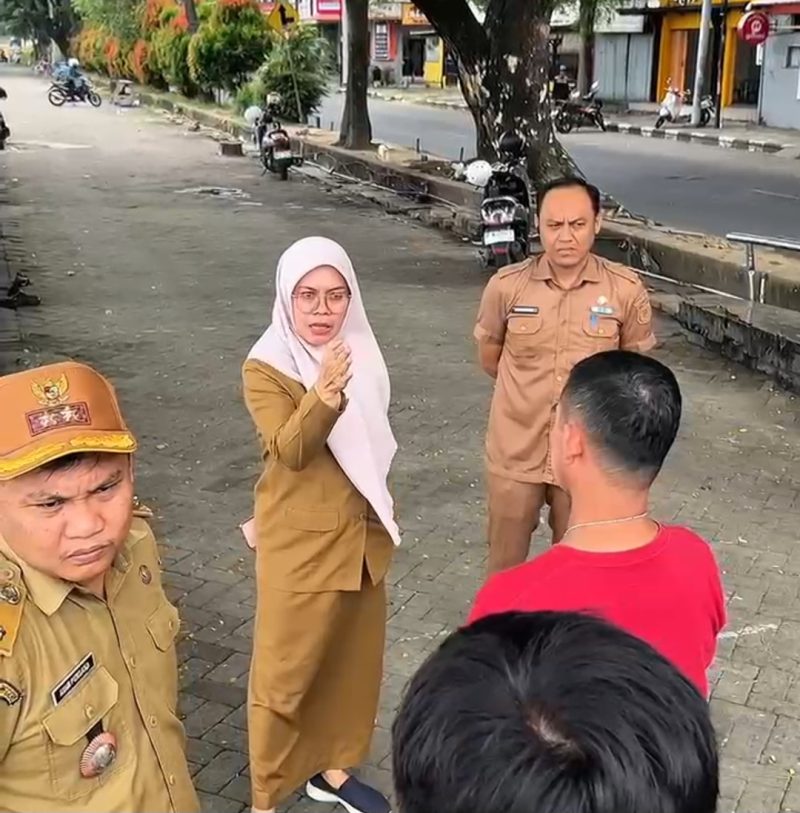 Camat Ujung Pandang, Nanin Sudiar, turun langsung memberikan arahan kepada pedagang kaki lima di kawasan Pantai Losari, Selasa, (7/4/2026).