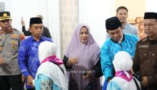 Bupati Sidrap, Syaharuddin Alrif didampingi Wakil Bupati Sidrap Nurkanaah, melepas Jemaah Calon Haji di Rujab Bupati,  Senin, (20/4/2026). (Foto: Humas Pemkab Sidrap)