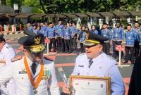 Wakil Menteri Dalam Negeri Bima Arya menyerahkan penghargaan kepada Wali Kota Makassar Munafri Arifuddin. 