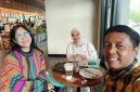 Tim Ahli Pemkot Makassar Bidang Percepatan Digitalisasi, Andi Gita Namira Patigana (tengah) didampingi Andi Widya Syadzwina (ujung kiri) dan Taqwa  Bahar (ujung kanan). 