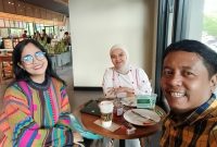Tim Ahli Pemkot Makassar Bidang Percepatan Digitalisasi, Andi Gita Namira Patigana (tengah) didampingi Andi Widya Syadzwina (ujung kiri) dan Taqwa  Bahar (ujung kanan). 