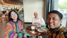 Tim Ahli Pemkot Makassar Bidang Percepatan Digitalisasi, Andi Gita Namira Patigana (tengah) didampingi Andi Widya Syadzwina (ujung kiri) dan Taqwa  Bahar (ujung kanan). 