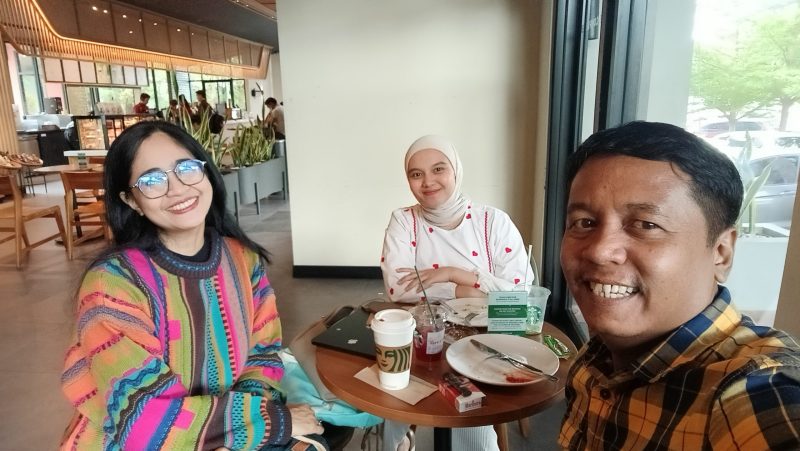 Tim Ahli Pemkot Makassar Bidang Percepatan Digitalisasi, Andi Gita Namira Patigana (tengah) didampingi Andi Widya Syadzwina (ujung kiri) dan Taqwa  Bahar (ujung kanan). 