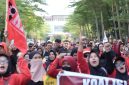Wali Kota Munafri Arifuddin, mengenakan kaus hitam betuliskan 'May Day' terlihat 
berada di kerumunan jalan santai bersama para buruh dalam peringatan Hari Buruh atau May Day Fest di Jalan Jenderal Sudirman, Makassar,  Jumat, (1/5/2026).