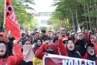 Wali Kota Munafri Arifuddin, mengenakan kaus hitam betuliskan 'May Day' terlihat 
berada di kerumunan jalan santai bersama para buruh dalam peringatan Hari Buruh atau May Day Fest di Jalan Jenderal Sudirman, Makassar,  Jumat, (1/5/2026).