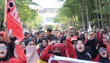 Wali Kota Munafri Arifuddin, mengenakan kaus hitam betuliskan 'May Day' terlihat 
berada di kerumunan jalan santai bersama para buruh dalam peringatan Hari Buruh atau May Day Fest di Jalan Jenderal Sudirman, Makassar,  Jumat, (1/5/2026).