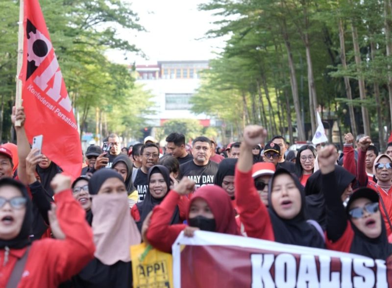 Wali Kota Munafri Arifuddin, mengenakan kaus hitam betuliskan 'May Day' terlihat 
berada di kerumunan jalan santai bersama para buruh dalam peringatan Hari Buruh atau May Day Fest di Jalan Jenderal Sudirman, Makassar,  Jumat, (1/5/2026).