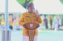 Wali Kota Makassar,  Munafri 'Appi' Arifuddin mengenakan baju adat Toraja berwarna kuning, menyampaikan pidato pada upacara Hari Pendidikan Nasional (Hardiknas) di Lapangan Karebosi, Sabtu, (2/5/2026).