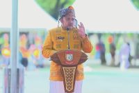 Wali Kota Makassar,  Munafri 'Appi' Arifuddin mengenakan baju adat Toraja berwarna kuning, menyampaikan pidato pada upacara Hari Pendidikan Nasional (Hardiknas) di Lapangan Karebosi, Sabtu, (2/5/2026).