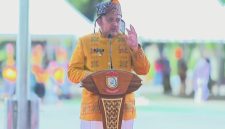 Wali Kota Makassar,  Munafri 'Appi' Arifuddin mengenakan baju adat Toraja berwarna kuning, menyampaikan pidato pada upacara Hari Pendidikan Nasional (Hardiknas) di Lapangan Karebosi, Sabtu, (2/5/2026).
