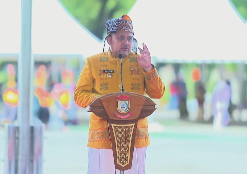 Wali Kota Makassar,  Munafri 'Appi' Arifuddin mengenakan baju adat Toraja berwarna kuning, menyampaikan pidato pada upacara Hari Pendidikan Nasional (Hardiknas) di Lapangan Karebosi, Sabtu, (2/5/2026).