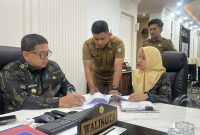 Kepala Dinas Pendidikan Kota Makassar,  Achi Soleman (kanan) menghadap ke Wali Kota Makassar Munafri Arifuddin (kiri).