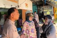 Camat Ujung Pandang, Nanin Sudiar (tengah) meninjau langsung persiapan relokasi pasar.