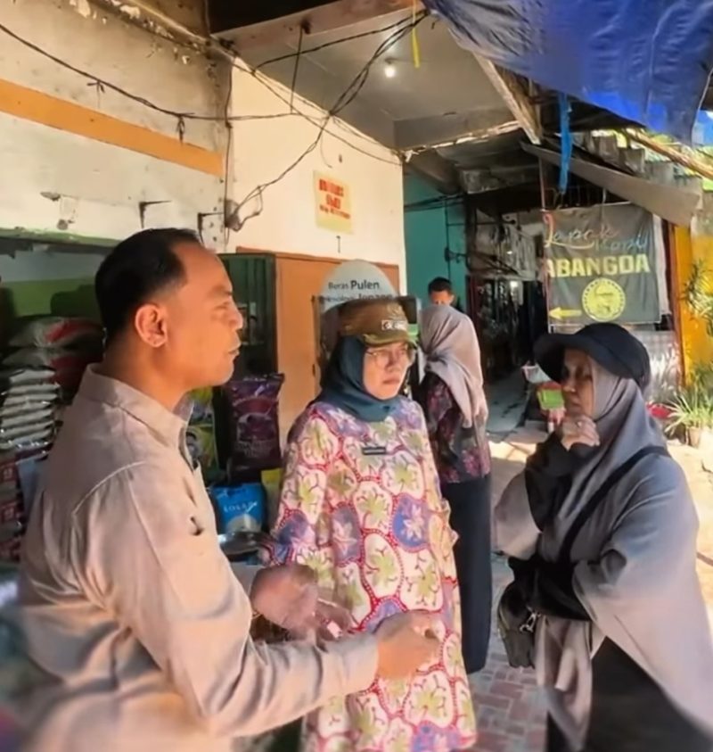 Camat Ujung Pandang,  Nanin Sudiar  (tengah) meninjau langsung persiapan relokasi pasar.