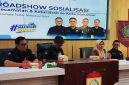 Camat Ujung Pandang, Nanin Sudiar (kedua dari kanan) bersama Direktur Utama Perumda Parkir Adi Rasyid Ali (kedua dari kiri),  Direktur Operasional Andi Ryan Adriyanto (ujung kiri) dan
Direktur Umum, Saharuddin Said (ujung kanan) dalam kegiatan sosialisasi penataan parkir yang berlangsung  di di Aula Kantor Kecamatan Ujung Pandang, Selasa, (9/6/2026).