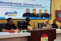 Camat Ujung Pandang, Nanin Sudiar (kedua dari kanan) bersama Direktur Utama Perumda Parkir Adi Rasyid Ali (kedua dari kiri), Direktur Operasional Andi Ryan Adriyanto (ujung kiri) dan
Direktur Umum, Saharuddin Said (ujung kanan) dalam kegiatan sosialisasi penataan parkir yang berlangsung di di Aula Kantor Kecamatan Ujung Pandang, Selasa, (9/6/2026).