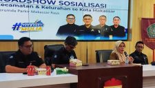 Camat Ujung Pandang, Nanin Sudiar (kedua dari kanan) bersama Direktur Utama Perumda Parkir Adi Rasyid Ali (kedua dari kiri), Direktur Operasional Andi Ryan Adriyanto (ujung kiri) dan
Direktur Umum, Saharuddin Said (ujung kanan) dalam kegiatan sosialisasi penataan parkir yang berlangsung di di Aula Kantor Kecamatan Ujung Pandang, Selasa, (9/6/2026).