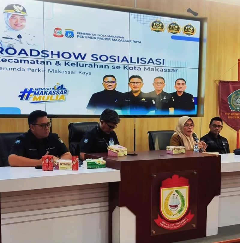 Camat Ujung Pandang, Nanin Sudiar (kedua dari kanan) bersama Direktur Utama Perumda Parkir Adi Rasyid Ali (kedua dari kiri),  Direktur Operasional Andi Ryan Adriyanto (ujung kiri) dan
Direktur Umum, Saharuddin Said (ujung kanan) dalam kegiatan sosialisasi penataan parkir yang berlangsung  di di Aula Kantor Kecamatan Ujung Pandang, Selasa, (9/6/2026).