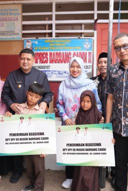 Kunjungi Warga di Kecamatan Pulau Sangkarang, Wali Kota Munafri Salurkan Bantuan Beasiswa Rp2,1 Miliar