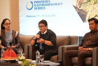 Direktur Diplomasi Publik Kemlu RI, Ani Nigeriawati (tengah), didampingi Asisten III Pemerintah Kota Makassar sekaligus Koordinator Pelaksanaan IGS 2026, Firman Hamid Pagarra  (ujung kanan) dan Andi Widya Syadzwina (ujung kiri) menggelar konferensi pers pelaksanaan Indonesia Gastrodiplomacy Series (IGS) di Hotel Rinra Makassar,  Senin, (22/6/2026).
