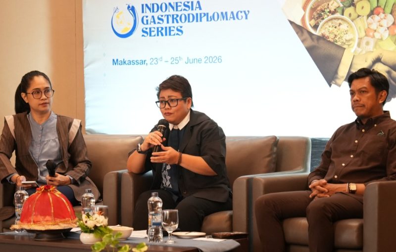 Direktur Diplomasi Publik Kemlu RI, Ani Nigeriawati (tengah), didampingi Asisten III Pemerintah Kota Makassar sekaligus Koordinator Pelaksanaan IGS 2026, Firman Hamid Pagarra  (ujung kanan) dan Andi Widya Syadzwina (ujung kiri) menggelar konferensi pers pelaksanaan Indonesia Gastrodiplomacy Series (IGS) di Hotel Rinra Makassar,  Senin, (22/6/2026).