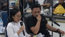 Rezqila penerima bantuan beasiswa program doktoral dari Pemkab Gowa, memberikan keterangan di Sidang Pansus Hak Angket DPRD Gowa.