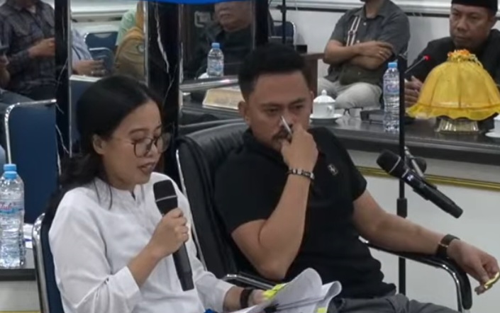 Rezqila penerima bantuan beasiswa program doktoral dari Pemkab Gowa, memberikan keterangan di Sidang Pansus Hak Angket DPRD Gowa.