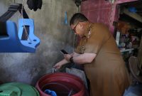 Wali Kota Makassar,  Munafri 'Appi'  Arifuddin turun langsung ke pemukiman warga meninjau suplai air PDAM. 