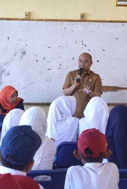 Kadis Kominfo Goes to School Sambangi Bonetambo, Anak Pulau Dibekali Kecakapan Digital