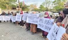 Emak-Emak Lakkang Caddi Bubarkan Aksi PMII di Jalan Urip Sumoharjo Makassar