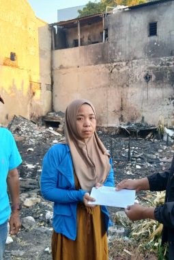 Pegawai Kecamatan Panakkukang Patungan Gantikan Uang Sekolah Anak Korban Kebakaran