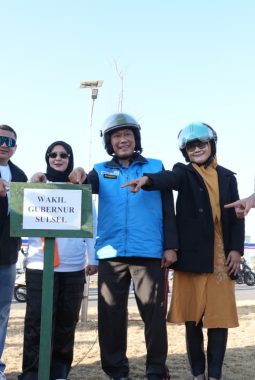 Kepala BKN-Wagub Sulsel dan Wali Kota Makassar Riding Vespa-Tanam Tebuya di CPI
