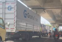 Penampakan antrean mengular kendaraan yang hendak mengisi BBM di  SPBU samping Kantor KPU Sulsel Jalan Ap Pettarani,  Makassar. 
